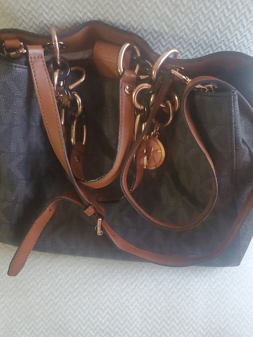 MICHEAL Micheal Kors Cynthia Medium Satchel - Picture 15 of 16